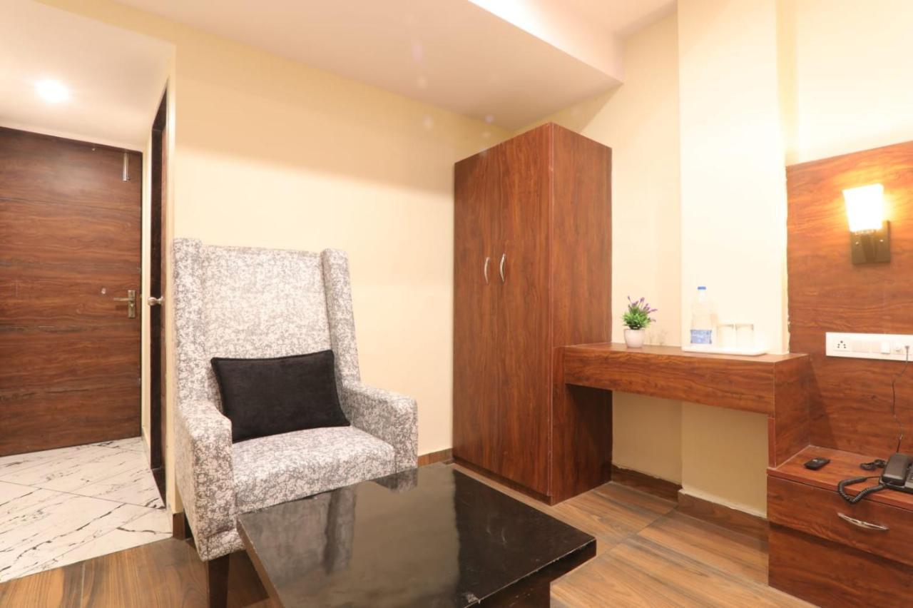 Hotel Blueark Лакнау Екстериор снимка