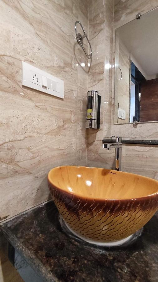 Hotel Blueark Лакнау Екстериор снимка